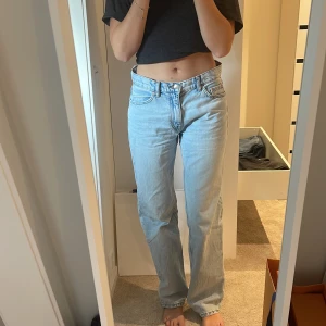 GinaTricot lowwaist jeans - Säljer dessa raka lågmidjade jeans från GinaTricot, dem har en liten fläck på ena benet (se sista bilden) som inte gick bort ordentligt i tvätten men det är inget man tänker på. Storlek 38, 100kr+frakt