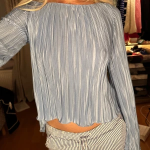 Blus - Såååå fin blus från nakd som aldrig kommit till användning. Knyts i ryggen med två band