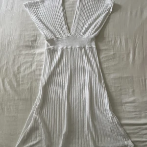 Vit klänning - Supersöt vit klänning som ger Marilyn Monroe känsla. Begagnat skick, men inga fläckar eller hål! Passar S🫶💕