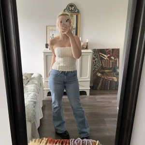 Bootcutjeans - Ljusblå utsvängda jeans från & Other Stories. Mellanhöga i midjan. Jag är 163 cm för referens :)