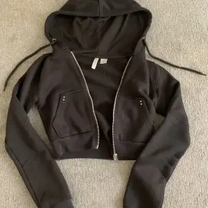 Säljer denna hoodie från H&M som har rhinestones på fickorna