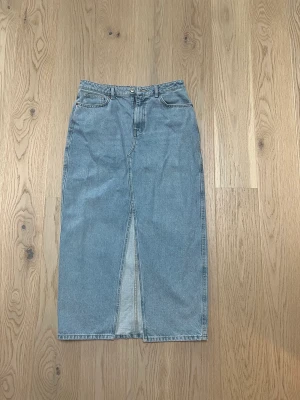 Jeanskjol Mango  - Säljer denna jeanskjol från Mango pga fel storlek. Aldrig använd. Storlek L.☺️