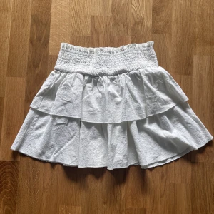 Volangkjol - Vit volangkjol från SHEIN. Bra skick!