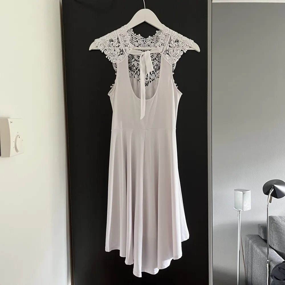 Säljer denna vita korta klänningen från bubbleroom då den inte längre kommer till användning 🥰 väldigt skön och stretchig, endast använde ett fåtal gånger och utan defekter . Klänningar.