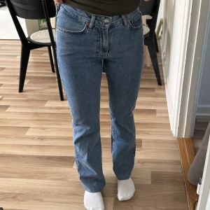 Low Waist jeans  - Low Waist jeans från Bikbok, knappt använda så fint skick, uppsydda så de passar ca 158cm