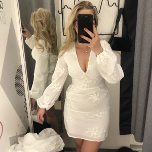 Sommarklänning🌸 - Säljer min superfina studentklänning från Lindex i st xs.  Klänningen är bara använd en gång.  Den är i stor i storleken då jag vanligtvis har stolek S-M i kläder. 