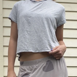 T-shirt tröja - Tröjan har inga tecken på användning men har används.  Den är lite croppad då den ursprungligen är från barnavdelningen🌞. Den passar jättebra på mig som en s/xs och jag säljer endast för att jag inte använder den. 