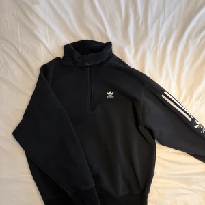Adidas originals tröja - Svart tröja med hög krage stl 38
