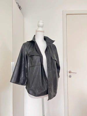 Skinnjacka - En skinnjacka som jag aldrig använder pga inte min stil, men den är väldigt fin. ”Bomulls” material intill. 