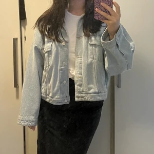 Oversize jeansjacka från Lis bonne atelier  -  100% cotton. oversized modell. storlek M. Märket Lis bonne atelier. ”Dropped shoulder”. Nypris: 1395kr