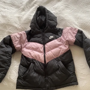 Nikejacka - Svart/rosa vinterjacka i bra skick. Originalpris 500kr. 