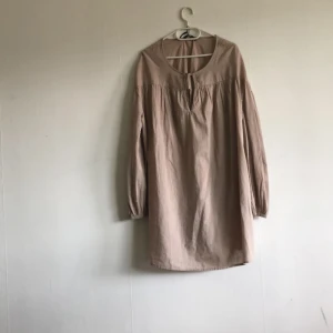 Kort klänning - Säljer detta plagg från bikbok då jag har många klänningar som inte används länge. Denna topp har används 2 gånger. Priset går att diskutera.