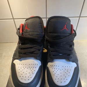 Jordan 1 lows  - Säljer mina använda Jordan 1 lows. Nypris cirka 1200/1300kr. Låda och kvitto från footlocker finns kvar! Om du har frågor, kan mig på Plick dm så svarar jag 👍tvättas även innan vi fraktar ut😀