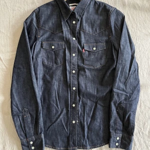 Jeansskjorta  - Jeansskjorta från Levi’s. Strlk XS. Mycket fint skick. 