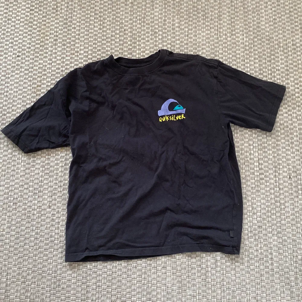 En svart, baggy t-shirt från märket ”quicksilver” tröjan är i ett bra skick. . T-shirts.