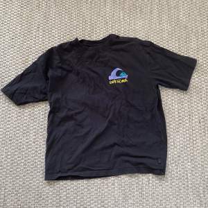 En svart, baggy t-shirt från märket ”quicksilver” tröjan är i ett bra skick. 