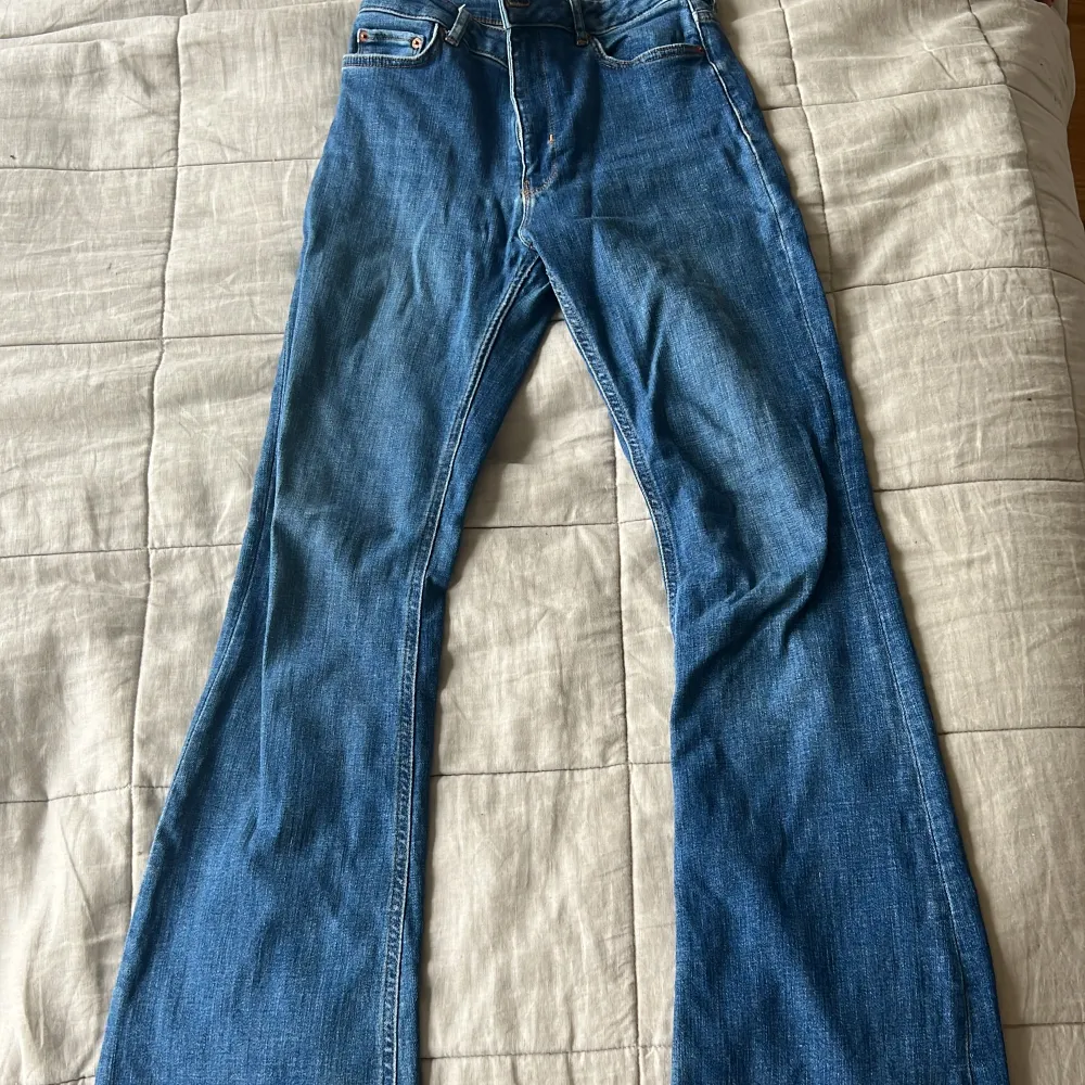 Ett par zara jeans som inte används längre på grund av att jag har ett par liknande💓. Jeans & Byxor.