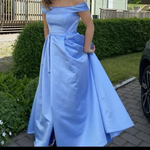 Balklänning blå - Balklänning från jjshouse! Köpt 2022 för en använing dvs balen! Nypris: 1606kr Mitt pris: 1000kr (frakt tillkommer) Storlek 38: Byst: 88cm Midja: 70cm Höfterna: 96cm Halsgrop till nedre fåll: 177cm isch Skriv pm vid frågor och bilder (har fler bilder)🙏🏾😻❤️‍🔥❤️‍🔥