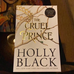 The cruel Prince (pocket) - En fantastiskt bra bok som varit mycket populär på bland annat booktok❤️