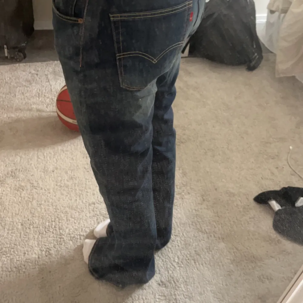 Säljer dessa lågmidjade flared Levis jeans i storlk M, de är för långa för mig som är 172 men går änkelt att sy upp💗. Jeans & Byxor.