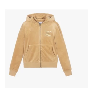 Juicy couture zip up hoodie - Säljer denna skjukt fina och trendiga Juicy tröjan då jag inte får andvändning av den. Tröjan är köpt Juni förra året men nästan ALDRIG andvänd! Kom privat för fler bilder!🫶💕😻🥰😃😍