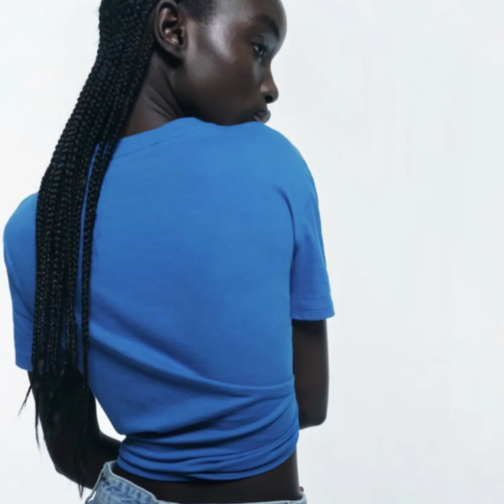 En blå t-shirt från Zara i stl S💙 Fint skick, endast testad! Skriv privat för fler bilder. T-shirts.