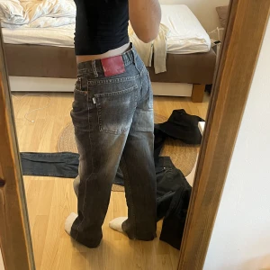 Baggy jeans - Jätte snygga Baggy jeans från romp! Lite stora i midjan för mig som har xs men passar nog s💕