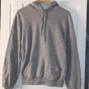 Hoodie - Grå Hoodie från Monki i storlek XS🩶