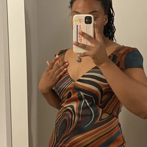 Nice Midi klänning - Haft på mig en gång och sytt in lite vid axlarna men man kan sprätta up den om man behöver det. Tunn luftig material 