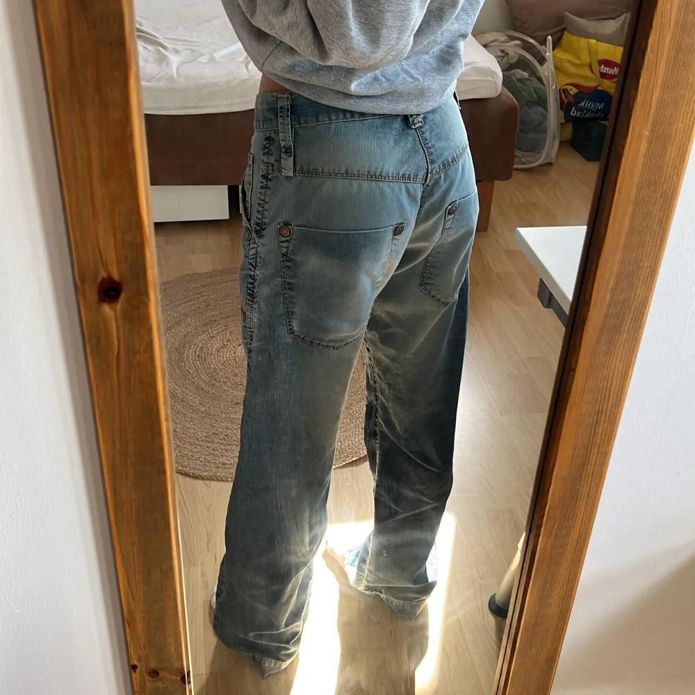 Coola jeans som är jätte snygga💕 lite för stora på mig men passar nog s-m!!väldigt bra skicka och skriv privat för fler bilder💕 pris går att diskuteras . Jeans & Byxor.