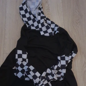 Hoodie - Säljer denna baggy snygga hoodie med coolt mönster på luvan och ärmarna💗 tunnt material, kontakta om ni är intresserade!