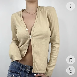 Beige cardigan - Beige cardigan köpt second hand. Storlek S, men hade passat storlek XS och M beroende på hur man vill att den sitter.