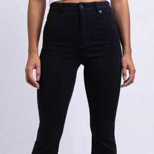 Högmidjade Bootcut Byxor - Peyton Black från madlady  - Mycket bra skick bara använt dom några få gånger. Storlek 34 tall. Kostade 600kr nya. Lånad bild, kan skicka egna vid intresse.   PRIS KAN DISKUTERAS VID SNABB AFFÄR!