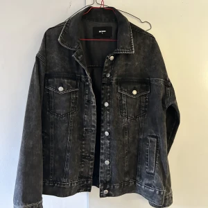 Jeansjacka - Säljer denna jeansjackan från bikbok. Använd en gång. Sitter lite oversized. 