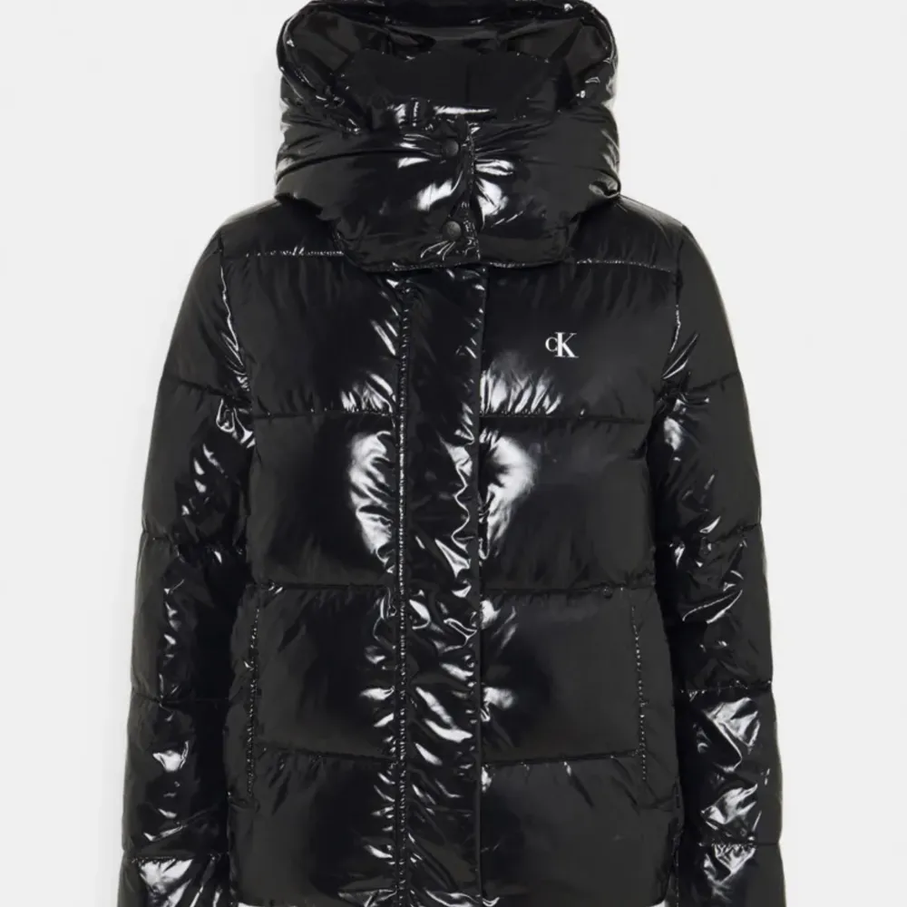 En vinter jacka från Calvin Klein, säljer då den är för liten för mig 💓. Jackor.