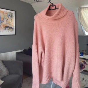 Oversize stickad tröja💗 - Säljer denna gosiga och fina stickade tröja ifrån lager 157. Är i strlk L men sitter som en oversized M ungefär😁 Inge defekter, skriv vid intresse och köparen står för frakten 💗💗