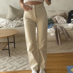 Beiga jeans - Jeans från weekday i modellen rowe. Storlek 24/30 passar mig som har xs. Är 1,60cm. Som nya då de knappt är använda.