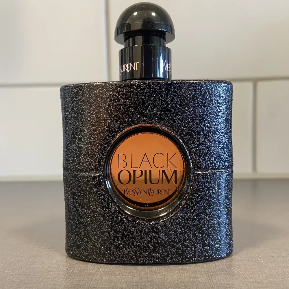 En helt oanvänd black opium parfym från YSL. 50 ml kostar 1250 kr på Kicks nypris. Skickar den i en fin kartong från YSL. Övrigt.