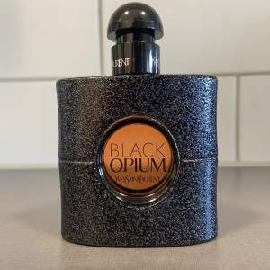 En helt oanvänd black opium parfym från YSL. 50 ml kostar 1250 kr på Kicks nypris. Skickar den i en fin kartong från YSL