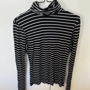 Randig polotröja  - Fin randig polotröja i mjukt material. 