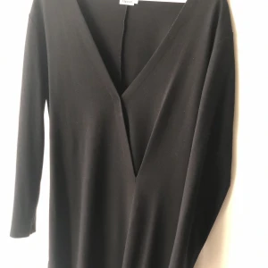 Filippa K klänning 👗  - Nyskick svart storlek M jätte fin klänning till vardags eller på fest har snörren som man knyter runt midjan på alla möjliga sätt. Skriv gärna om du har någre andra frågor!❤️🙌🏼kan sänka mitt pris till 400kr som lägst❤️