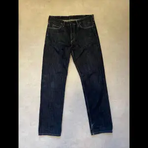 Carhartt jeans i storlek 32/32 Några tecken på användning längst ner men annars är byxorna i bra skick.