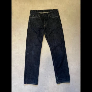 Carhartt jeans - Carhartt jeans i storlek 32/32 Några tecken på användning längst ner men annars är byxorna i bra skick.
