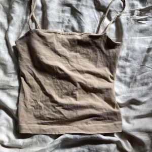 Linne - Ljusbrunt linne, extra tyg på insidan, behöver inten BH. Snvänd några gånger.
