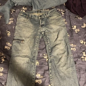 Vintage Dolce&gabbana byxor - Jätte fina Dolce&gabbana vintage byxor som är i jätte bra skick utom att de är lite lite slitna längst ner, fråga gärna om bild om nån vill ha eller om måtten 