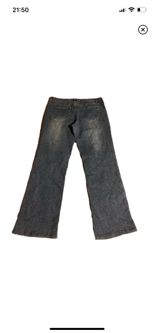 Y2k Jeans  - Jättefina jeans med tryck och stenar på några stenar har tyvärr fallit av, midjemåttet cirka 42 cm. Köpta på Plick men passade inte mig, buda gärna! 