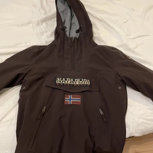 Napapijri jacka brun - Fodrad napapijri jacka brun i nyskick, storlek M. Kan fraktas! Priset är ej satt i sten.