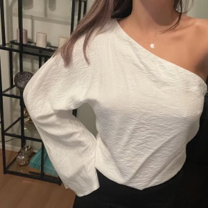 One shoulder - 🤍🤍