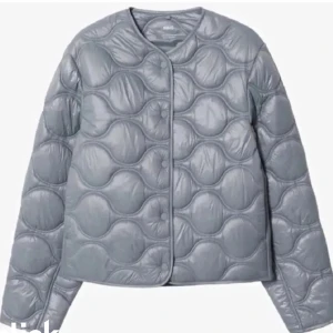 Mango jacka  - Säljer denna så fina jacka från mango, använt fåtal gånger men lite tajt för mig🩷