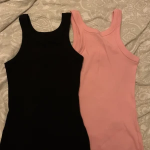 Två linnen - Långa linnen, säljer båda för 80kr og pris för båda tsm är 160kr. Svarta har aldrig blivit använd och den rosa har jag använt 1 gång. Klippt av lapparna men tror storleken är S jag är 160 väger 55kg och har kupa DD och dom sitter bra på mig.